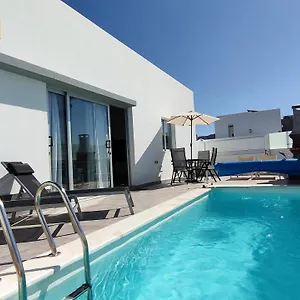 https://villa-la-asomada-playa-blanca.in-canary-islands.com